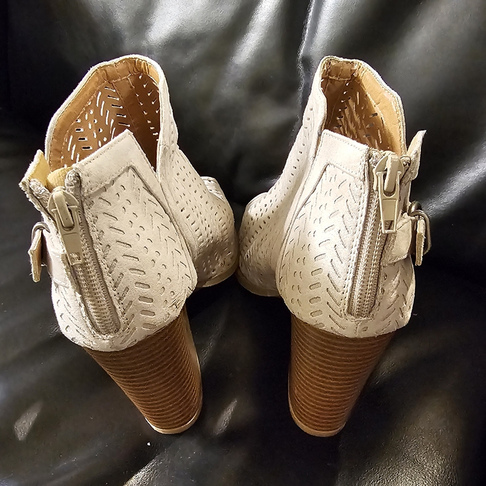 Qupid Tan Heeled Boots with Open Toe and Perforated Design Size 7 EUC - Picture 3 of 16